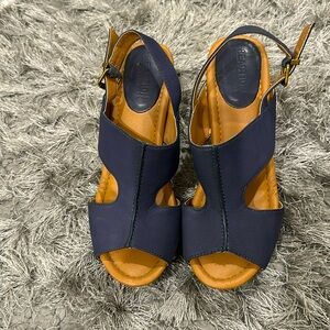 KENNETH COLE REACTION STUDDED WEDGE 8M